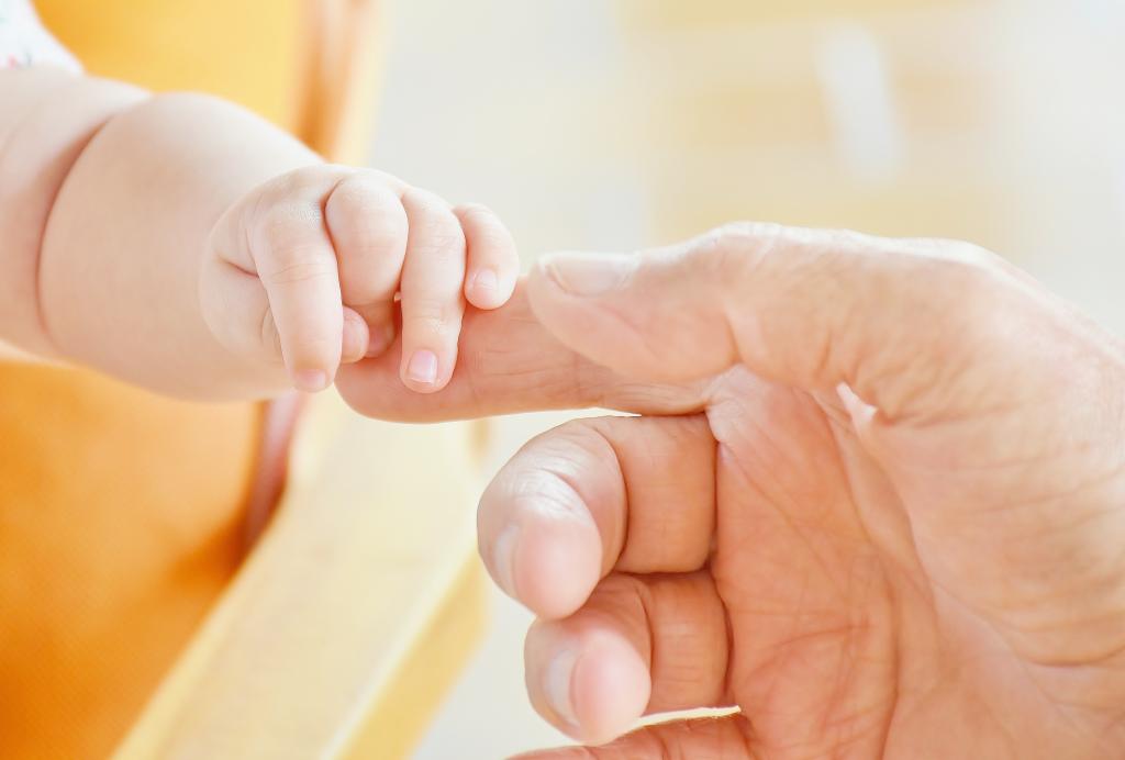Основни бебешки принадлежности: задължителни аксесоари, за да извървите лесно пътя си като родители