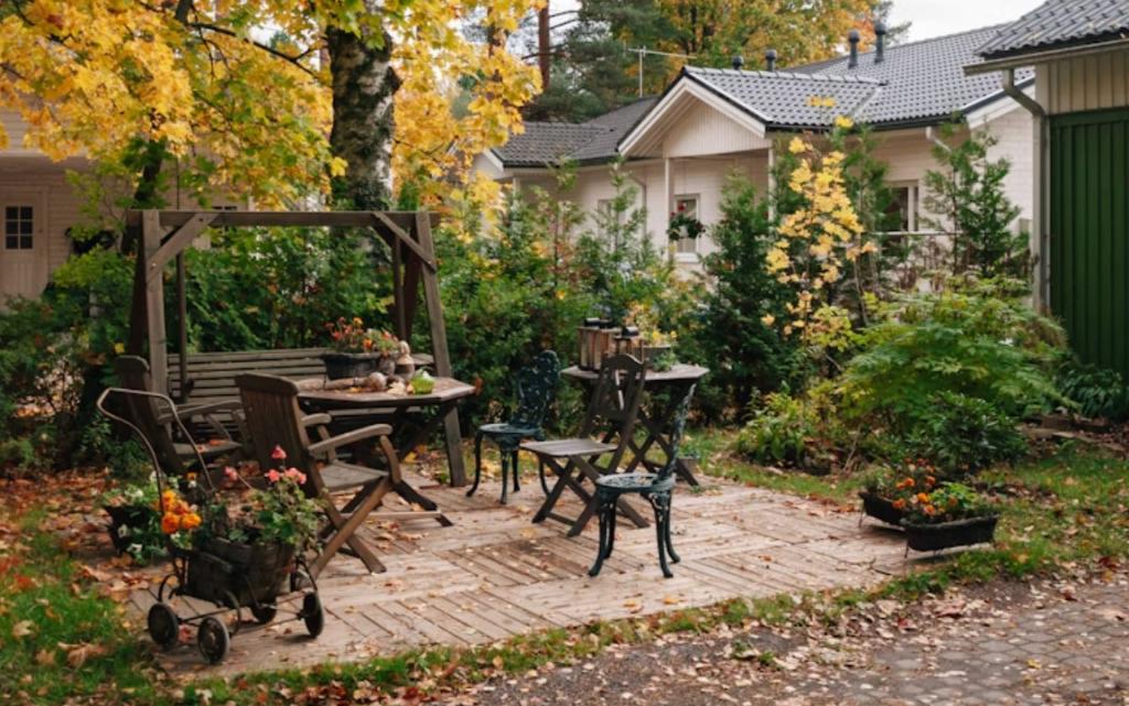 Как да поддържате двора си чист през есента без излишно усилие