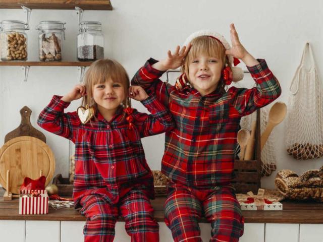 Коледна фотосесия с децата у дома – идеи за дрехи, декор и настроение -Мода